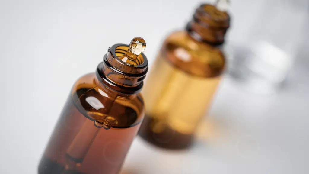 Trois flacons d'huile CBD avec différents spectres sur fond neutre