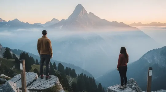 Homme et femme contemplant un sommet montagneux symbolisant le défi du sevrage tabagique