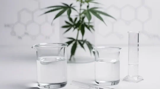 Scientifique mélangeant des liquides PG et VG pour créer un e-liquide CBD dans un laboratoire moderne