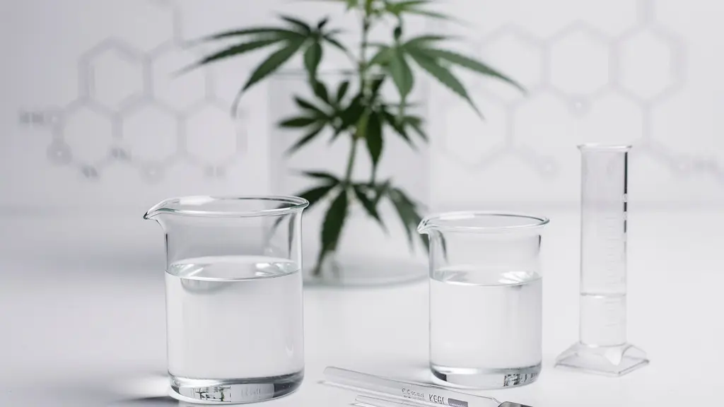 Scientifique mélangeant des liquides PG et VG pour créer un e-liquide CBD dans un laboratoire moderne